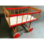 Retro vintage poppenwieg of poppenwagen